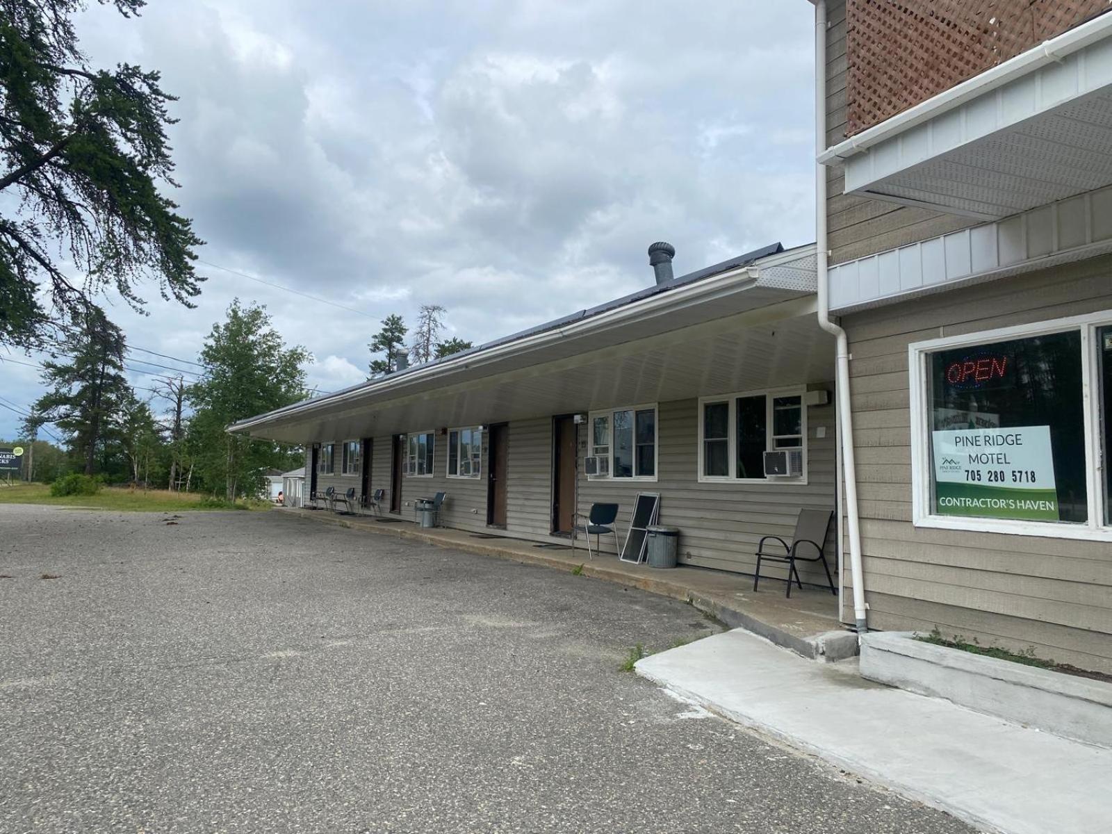 Pine Ridge Motel 티민스 외부 사진
